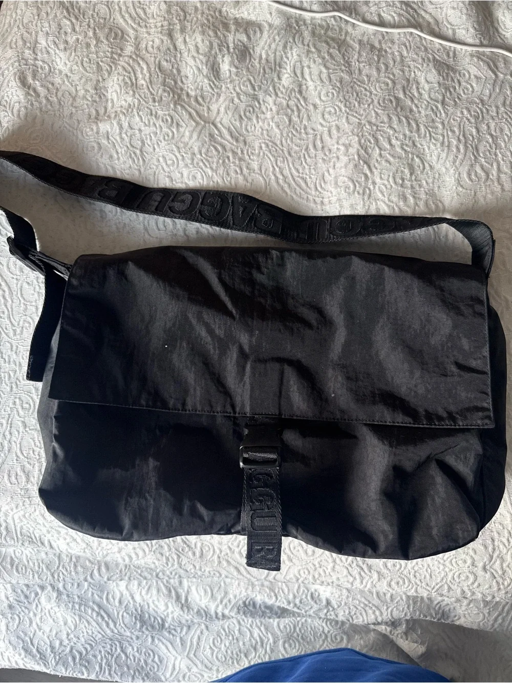 BAGGU Nylon Sport Messenger Bag in Black, Fits 13/14 inch laptop